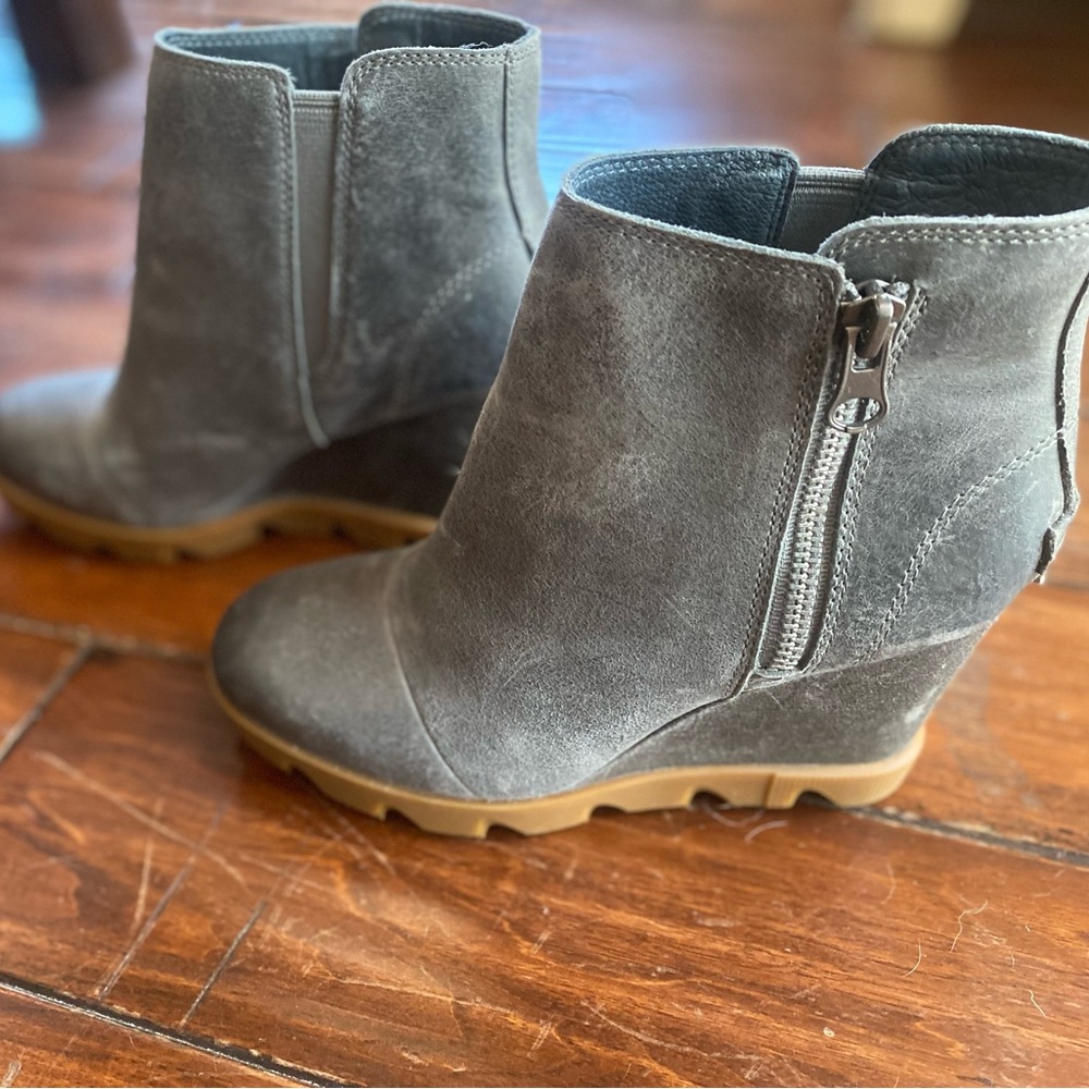 Gray sorel wedge Joan of attic boots size 7.5
